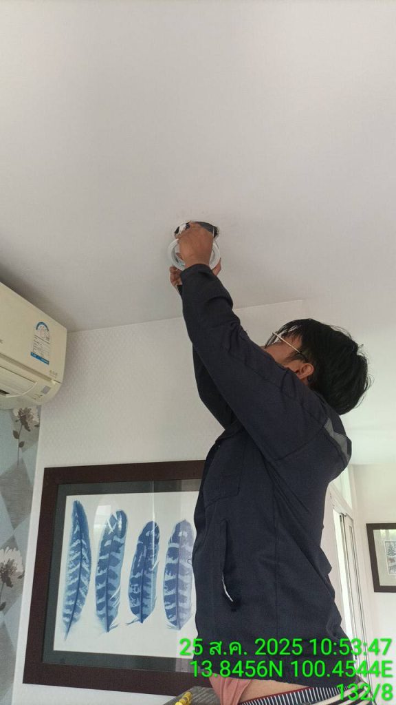 ช่างไฟฟ้าตรวจเช็กดาวน์ไลท์