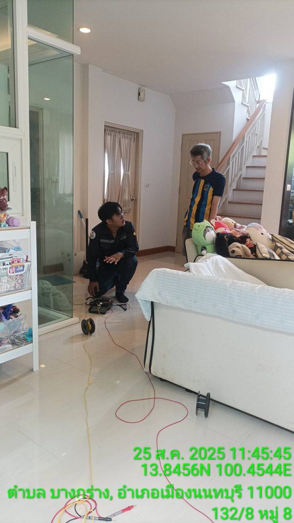 ช่างไฟฟ้าทดสอบระบบไฟ