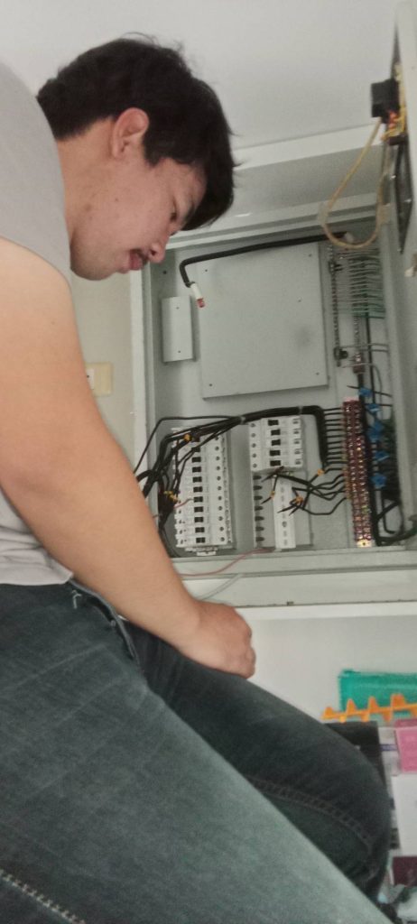 ช่างไฟฟ้าติดตั้งตู้โหลดเซ็นเตอร์