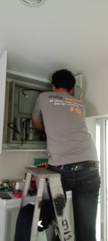 ช่างไฟฟ้าติดตั้งตู้โหลดเซ็นเตอร์