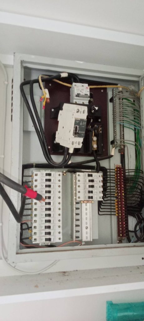 ช่างไฟฟ้าติดตั้งตู้โหลดเซ็นเตอร์