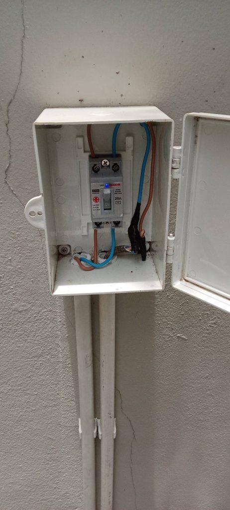 เบรกเกอร์ในกล่องกันน้ำ