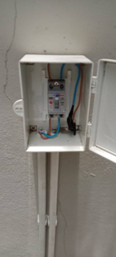 เบรกเกอร์ในกล่องกันน้ำ