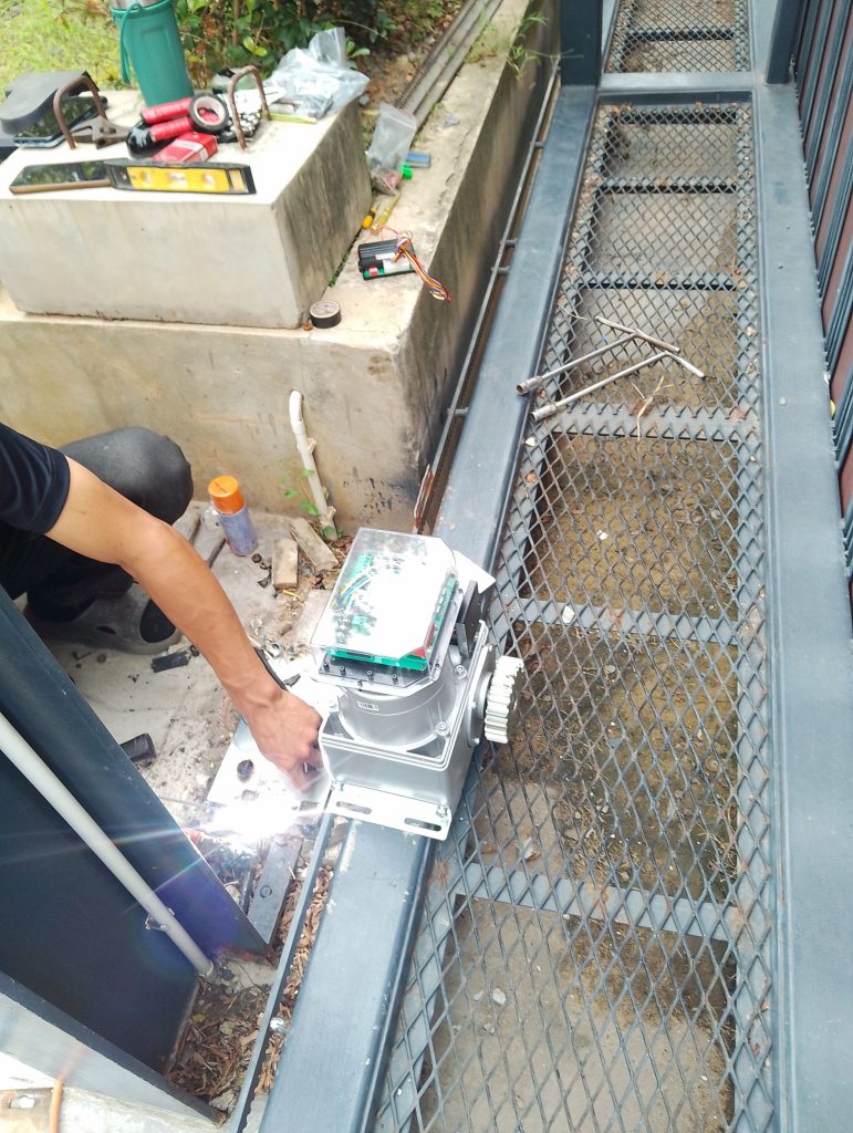 ติดตั้งมอเตอร์ประตูรีโมท