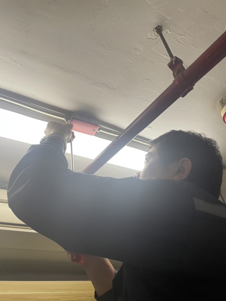 ช่างไฟฟ้าตรวจเช็กกล่องพักสายไฟ