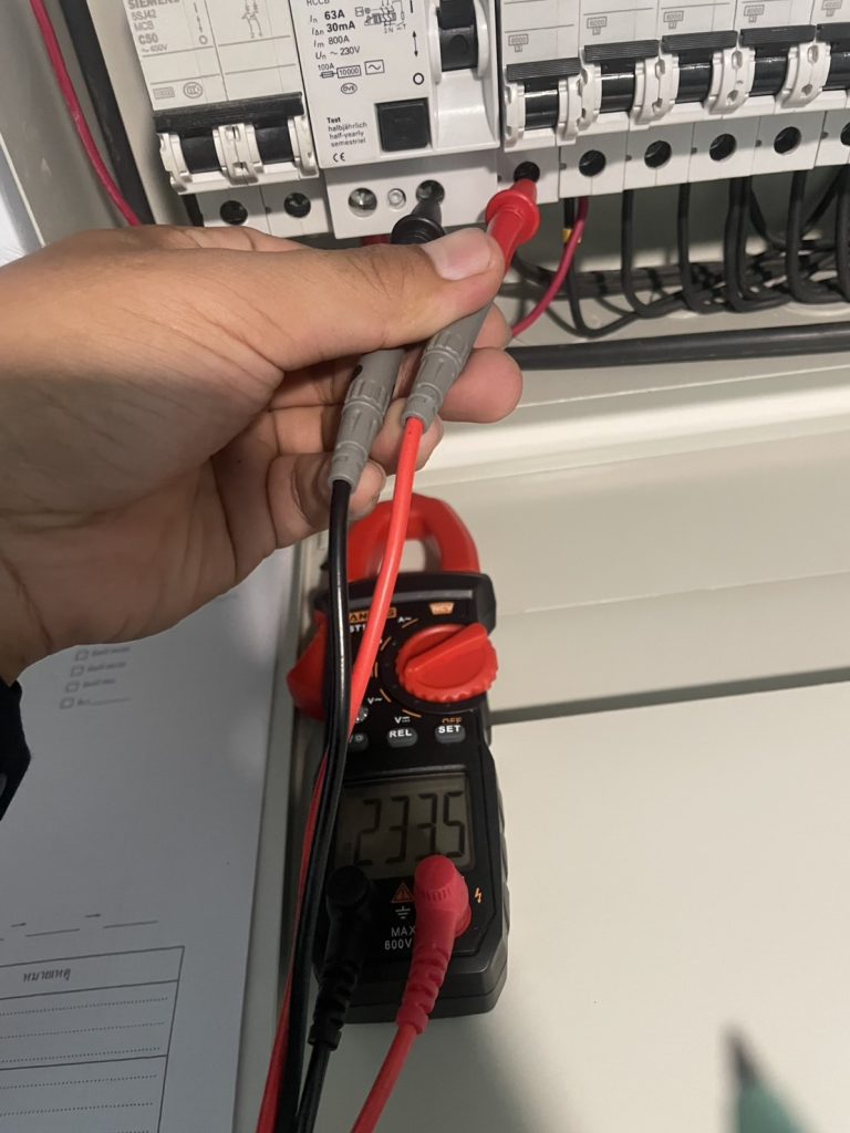 ช่างไฟฟ้าทำการวัดไฟ