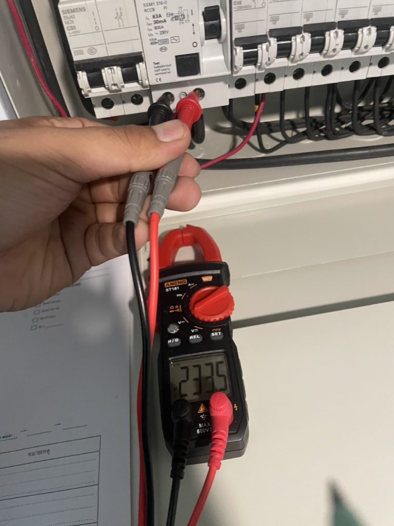 ช่างไฟฟ้าทำการวัดไฟ