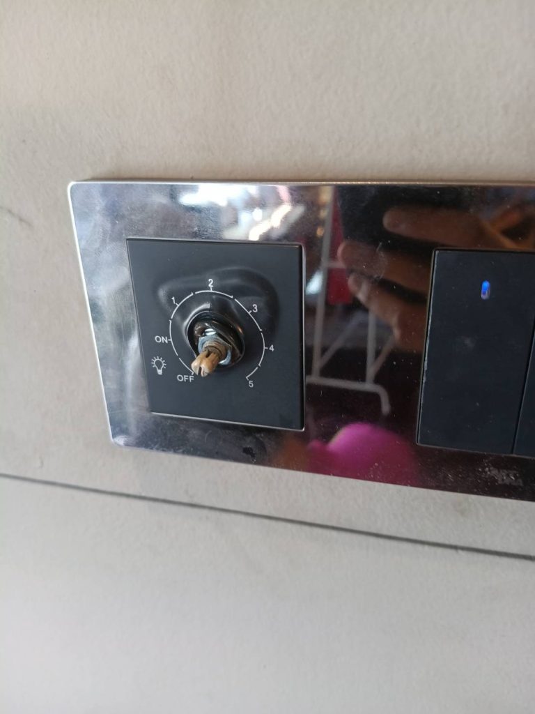 ตรวจเช็กสวิตช์ไฟ