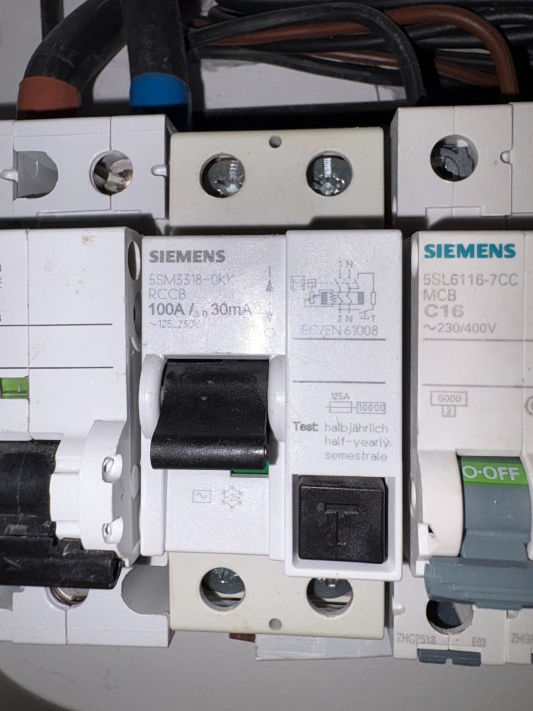 เบรกเกอร์